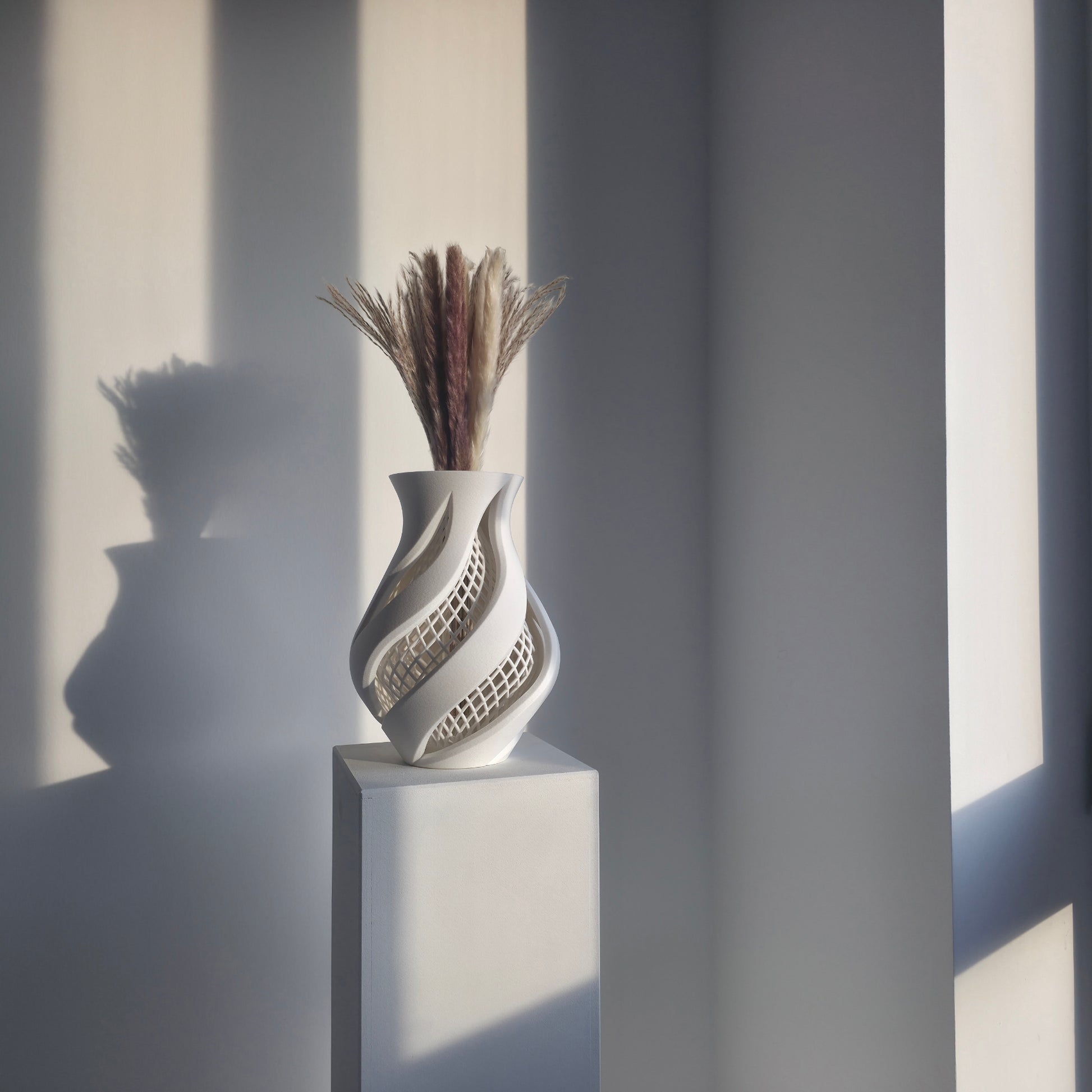 Helix Design-Vase aus Würzburg mit klassischer Silhouette und helixförmigen Durchbrüchen