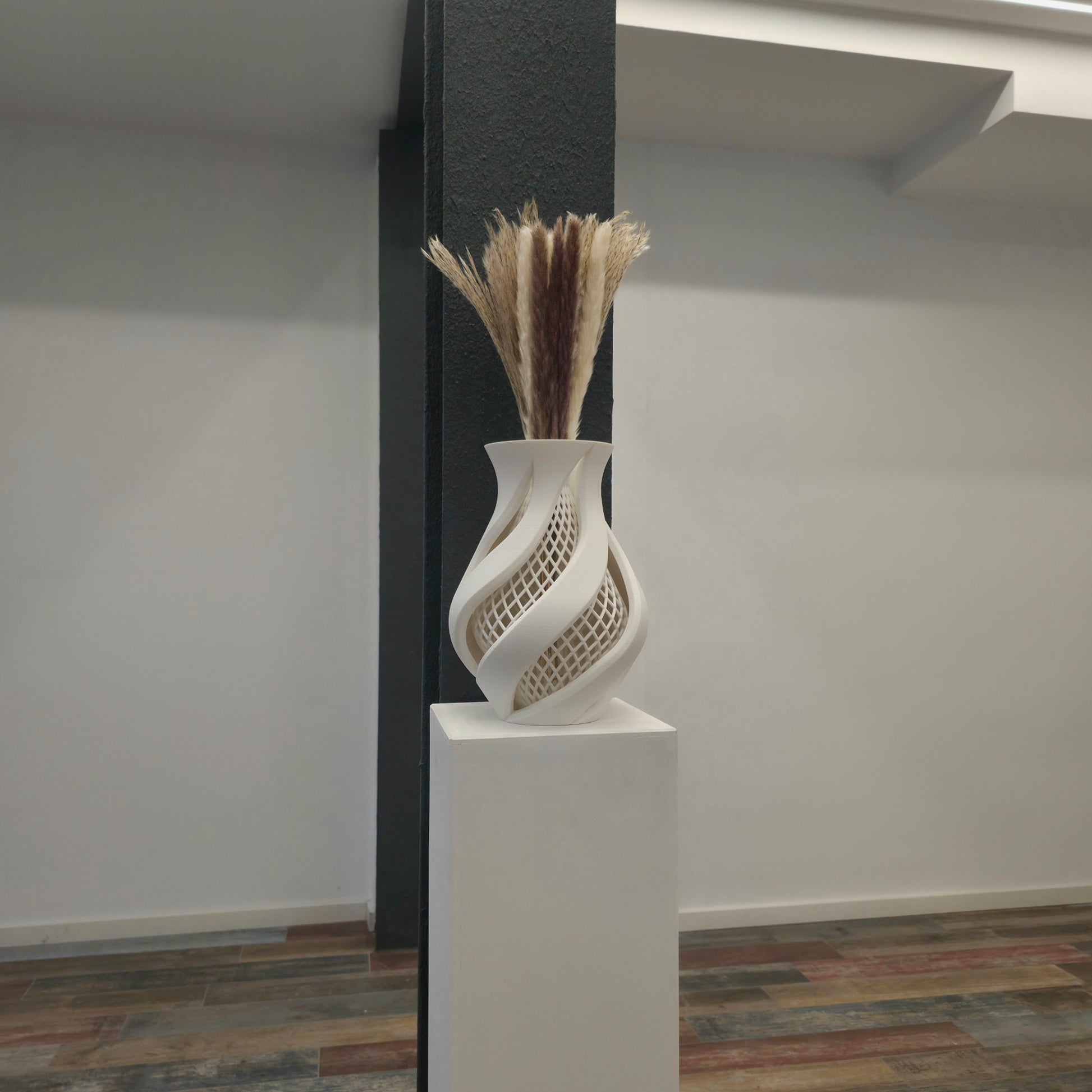 Helix Design-Vase mit sichtbarem Gitterkern und Glaseinsatz für Blumen
