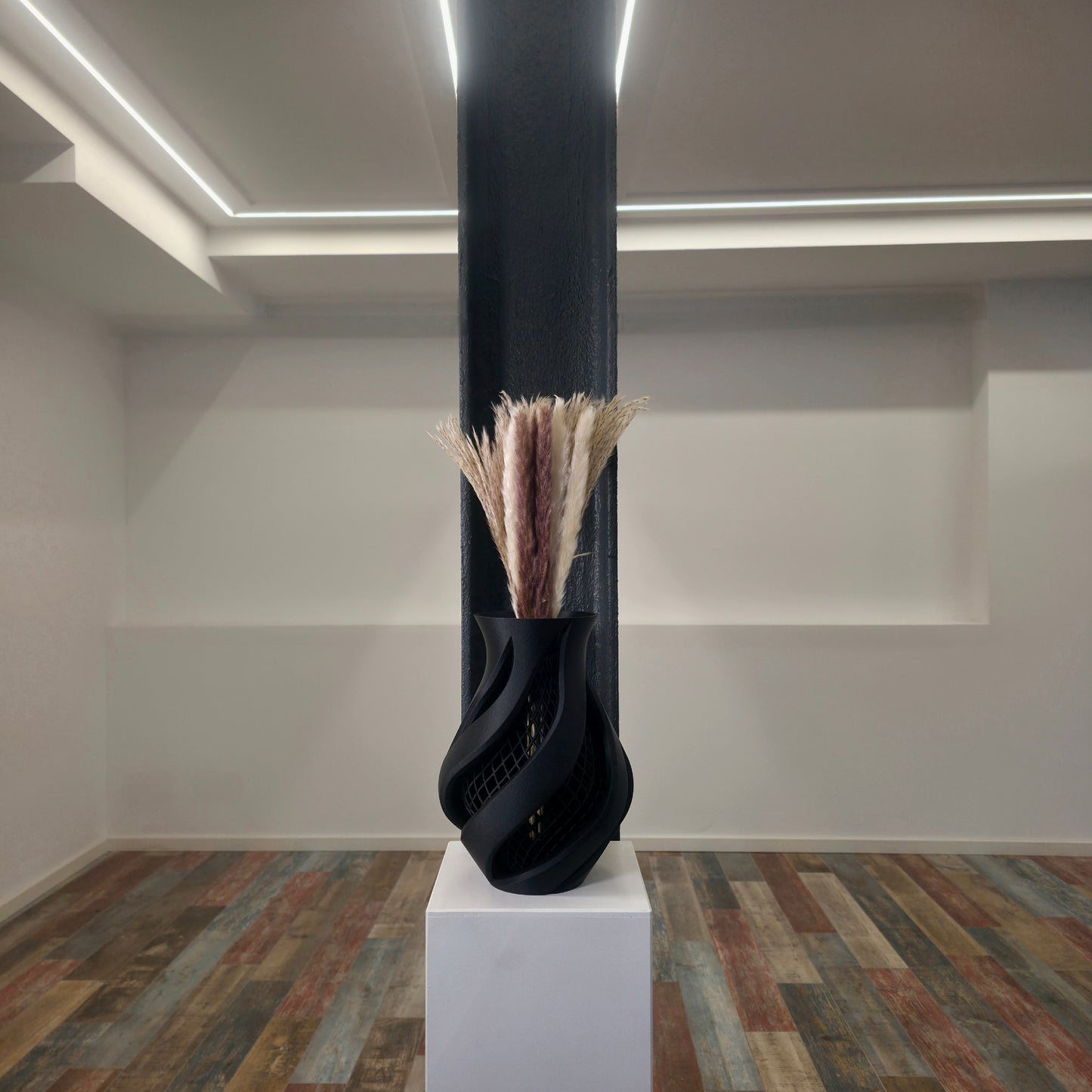 Detailansicht der Helix Vase mit moderner Gitterstruktur und matter Oberfläche