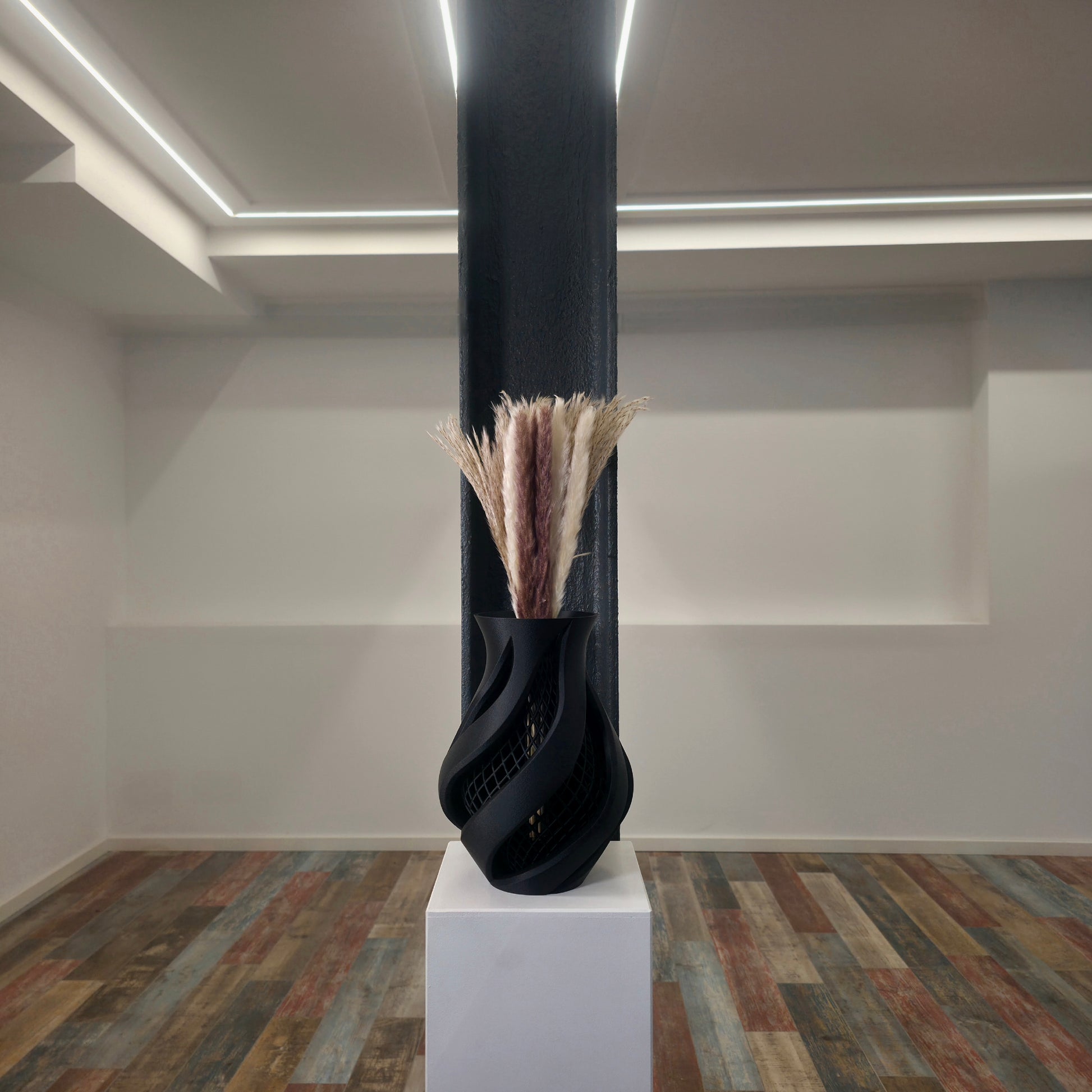 Detailansicht der Helix Vase mit moderner Gitterstruktur und matter Oberfläche
